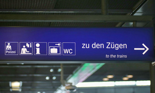 Hinweisschilder an einem Bahnhof (Archiv)