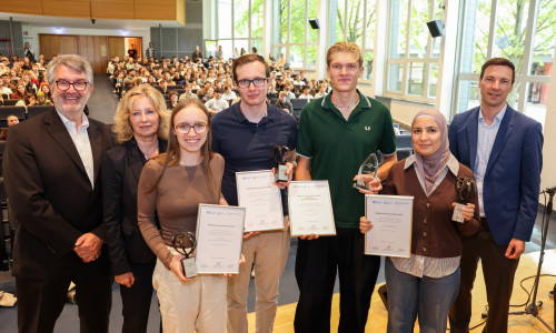 Verleihung des BRAWO-Gemeinwohl-Preises (von links): Volker Küch, Claudia Kayser, die Preisträger Hanna Hübner, Niclas Lisiewicz, Aljoscha Kämpfe und Layla Haj Mohammad sowie Matthias Marx-