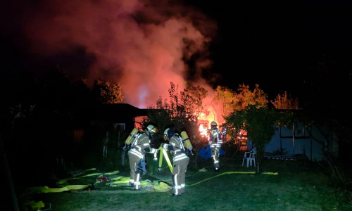 Die Feuerwehr löschte den Brand im Kleingartenverein.