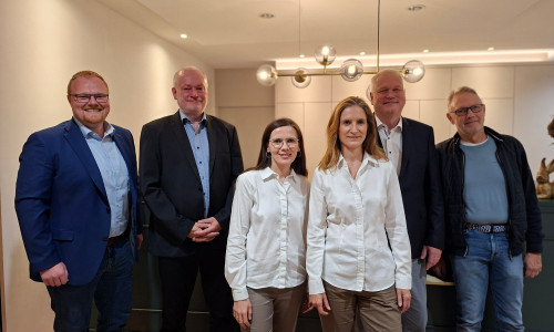 Von links: Henning Evers, Bürgermeister der Samtgemeinde Hankensbüttel, Dirk Köllner, Bürgermeister der Gemeinde Hankensbüttel, die Ärztinnen Halina Ebel und Dr. Vivien Wiederhöft, Kreisrat und Gesundheitsdezernent Rolf Amelsberg und Dr. Klaus-Achim Ehlers, Kreisstellenvorsitzender der Kassenärztlichen Vereinigung Niedersachsen (KVN), Bezirksstelle Braunschweig.