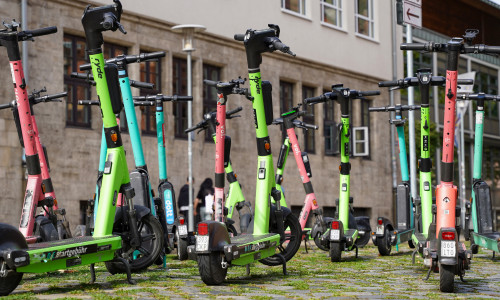 E-Scooter haben die Stadt erobert: Das Verhalten einiger ihrer Fahrer kommt aber nicht überall gut an.
