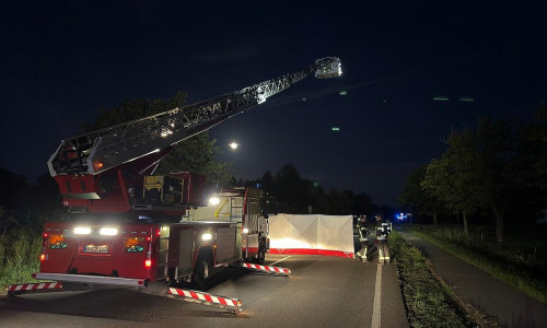 Die Unfallstelle wurde unter anderem mit der Drehleiter umfangreich ausgeleuchtet (Archiv)