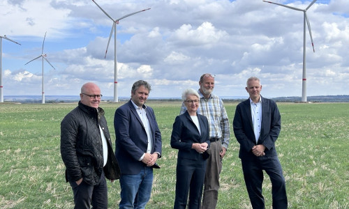 Landrätin Christiana Steinbrügge, Bürgermeister Martin Schulze, Dr. Claudius Schiller (Wirtschaftsförderung Landkreis Wolfenbüttel GmbH), Christian Vorwerck (gdd Green Datacenter Development GmbH & Co. KG) und Flächeneigentümer Landwirt Clemens von König am Standort in Beuchte.