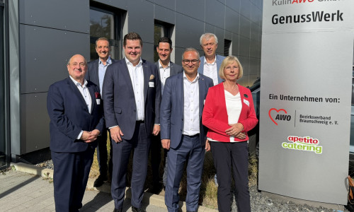 Freuen sich über die Eröffnung des GenussWerks (von links): Maic Lindner (Geschäftsführer KulinAWO GmbH) Andre Eppe (Prokurist KulinAWO GmbH), Dr. Jan-Peer Laabs (Vorstandsvorsitzender der apetito AG), Christoph Düsterberg (Gesellschafter apetito), Rifat Fersahoglu-Weber (Vorstandsvorsitzender des AWO-Bezirksverbands Braunschweig), Andreas Oellerich (Geschäftsführer apetito catering) und Gabriele Siebert-Paul (Vorsitzende des Präsidiums des AWO-Bezirksverbands Braunschweig).