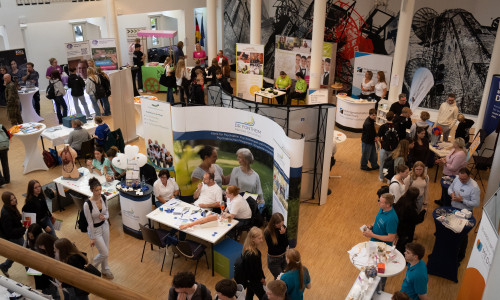  Bei der Messe in Kreishaus treffen mehr als 2.000 Besucherinnen und Besucher auf zahlreiche regionale Aussteller, um mehr über ihre angebotenen Zukunftsperspektiven zu erfahren.