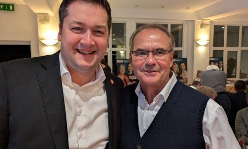 Dr. Thorsten Kornblum ließ sich bei der SPD-Wahlparty feiern und beglückwünschen – hier gratuliert sein Amtsvorgänger Ulrich Markurth.