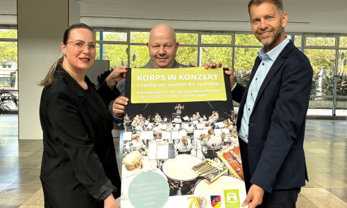 Rührten gemeinsam die Werbetrommel für das Charity-Konzert (von links): Janet Gelbke (Referat Repräsentation), Frank Haufe (Obergefreiter der Reserve) und Oberbürgermeister Dennis Weilmann.