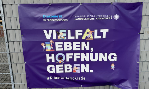 Das betroffene Plakat. Von weitem fällt es kaum auf...
