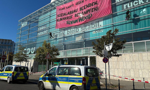 Umweltaktivisten besetzen Dach der CDU-Zentrale in Berlin am 23.09.2026
