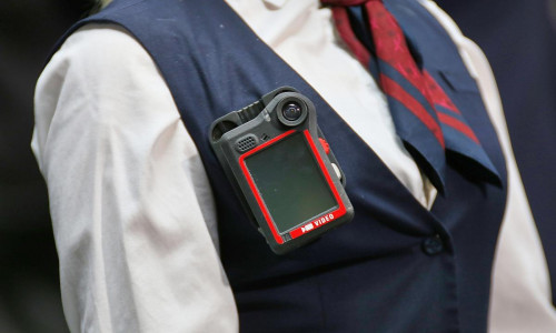 Schaffnerin mit Bodycam (Archiv)