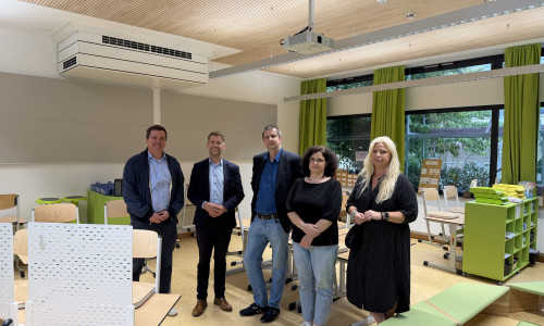 Christoph Andacht (Geschäftsbereichsleiter Schule), Oberbürgermeister Dennis Weilmann, Tino Deich (Leiter Abteilung Elektrotechnik im Geschäftsbereich Hochbau), Bauleitung Sandra Mehring und Schulleiterin Tanja Moormann (v. li.) besichtigten die Bunte Grundschule.