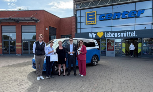 Verkaufsleiter Dominik Lampe, Marktleiterin Marion Beckmann, Gewinnerin Frau Annegret Wojciechowski, Ferrero Vertriebsmitarbeiter Julius Hebink und Amani Marold.