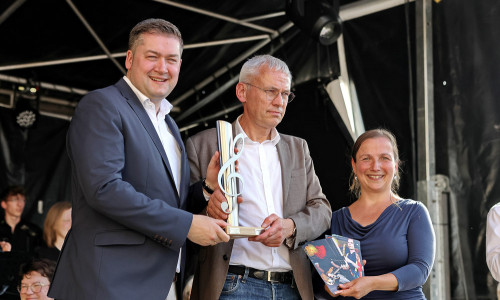 Staffelstabübergabe im Rahmen der Eröffnung der Braunschweiger Kulturnacht 2025 mit dem Ersten Stadtrat Kai-Uwe Hirschheide, der den Staffelstab von Wolfsburg (Austragungsort des 7. Regionalen Musikfestes 2024) an Oberbürgermeister Dr. Thorsten Kornblum übergibt und Juliane Gaube von der Kontaktstelle Musik Region Braunschweig als Organisatorin.