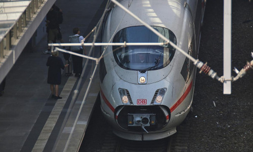 ICE 3 steht am Bahngleis