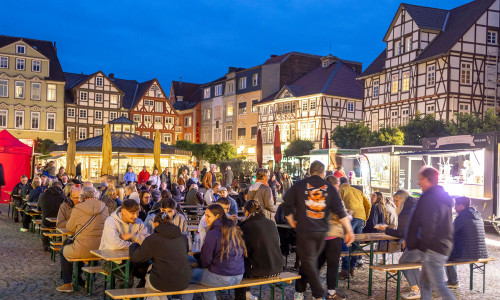 Platz nehmen und genießen beim Foodtruck Festival in der Peiner Innenstadt.
