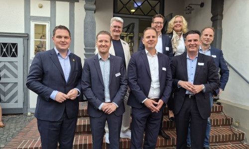 Die Partner im neuen Gifhorner Haus der Wirtschaft feierten die Einweihung mit rund 100 Gästen auf einem Sommerfest: Philipp Raulfs (Landrat des Landkreises Gifhorn), Andreas Wiegand (Geschäftsführer der Landkreis Gifhorn Innovation & Service GmbH), Lutz Kadereit (stellvertretender Vorstandsvorsitzender der Wirtschaftsvereinigung Gifhorn e.V.), Olaf Koschnitzki und Johannes Laub (Geschäftsführer der Stadtwerke Gifhorn GmbH), Kerstin Meyer (Geschäftsführerin der Wirtschaftsförderung und Stadtmarketing Gifhorn GmbH), Matthias Nerlich (Bürgermeister der Stadt Gifhorn) und Martin Ohlendorf (Geschäftsführer der Wirtschaftsförderung und Stadtmarketing Gifhorn GmbH) (v. li.).