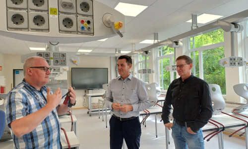  Schulleiter Jens Hoppe, Bürgermeister Matthias Nerlich und Fachbereichsleiter Bauverwaltung ,Karsten Moritz bei der Begehung.    