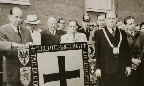 Salzgitters Oberbürgermeister Dr. Wilhelm Höck (Oberbürgermeister v. 1948 - 1953, rechts neben dem Schild stehend) beim Tag des deutschen Ostens 1951 in Salzgitter.
