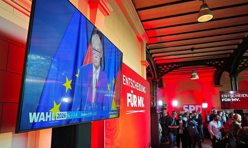 Friedrich Merz auf Monitor bei SPD-Wahlparty in Schwerin am 20.09.2026