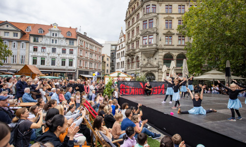 Beim trendsporterlebnis sorgten Auftritte von kleinen und großen Sportlerinnen und Sportlern der Region auf der NextGenerationStage von New Yorker für gute Stimmung auf dem Kohlmarkt.