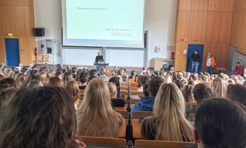 Blick in den Hörsaal bei der Erstsemesterbegrüßung am Campus Salzgitter der Ostfalia Hochschule. 