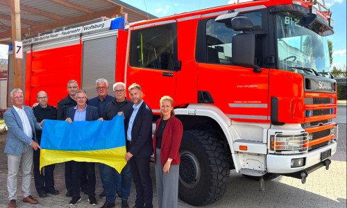 Vertreter aus Politik, von der Berufsfeuerwehr und der Stadt mit Oberbürgermeister Dennis Weilmann (zweiter von rechts) mit dem Feuerwehr-Löschfahrzeug für Nischyn. 