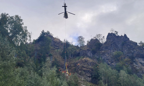 Der Fangzaun musste mit einem Hubschrauber eingesetzt werden.