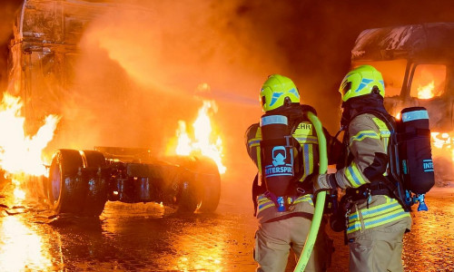 Zwei Lkw auf Firmengelände in Vollbrand (Archiv)