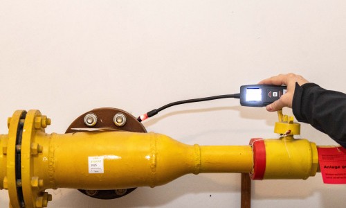 Bei der Überprüfung der Gasleitung zeigt das Messgerät Alarm: An der Anlage am Schölkegraben 1 wurden Undichtigkeiten festgestellt. Die Gasversorgung für die Warmwasserbereitung der acht Wohnungen sowie für die Küche des Restaurants Montenegro wurde daraufhin unterbrochen.