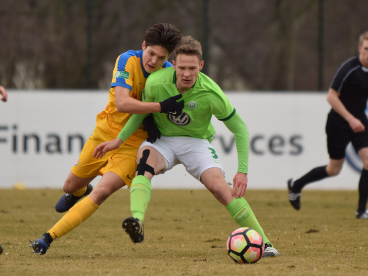 Regionales Talent: Leon Bürger von Eintracht Braunschweig U19 (links) steht im Kader für das Länderspiel. Foto: Moritz Eden