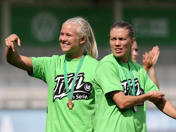 Pernille Harder (li.) durfte sich kürzlich über eine persönliche Auszeichnung freuen, es wird aber vorerst keine weitere dazu kommen. Foto: Agentur Hübner