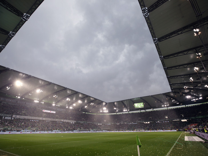 "Im Gegensatz zu ICEs halten Gewitter in Wolfsburg. Faszinierend" Foto: Agentur Hübner