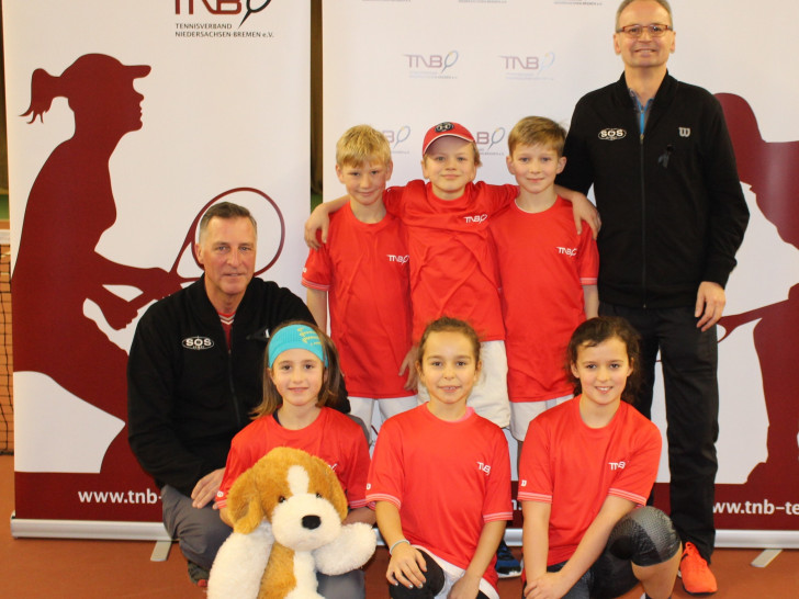 Team von links: Jonas Godau, Hannes Lüpkes, Tim Neininger (obere Reihe); Lykka Welkerling, Aminah Mhana, Sophie Zabska (untere Reihe); Trainerteam: Dirk Wolters und Thorsten Münnich (stehend). Foto: Verein