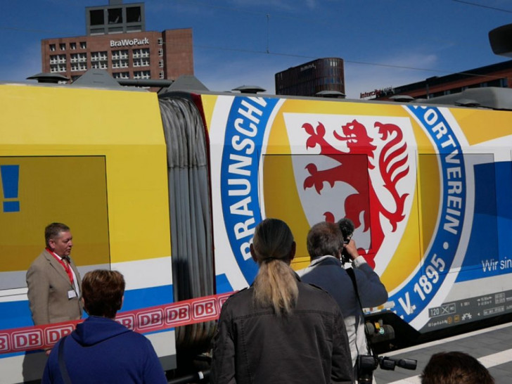Besonderer Botschafter der Kooperation ist der Eintracht-Zug. Foto: Alexander Panknin/Archiv