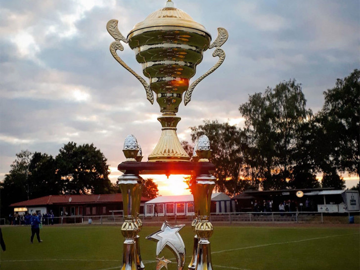 Objekt der Begierde: Der Bezirkspokal. Foto: privat/Gluth