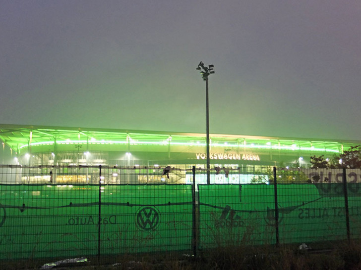 Auf den ersten Blick kurios: Der VfL Wolfsburg erklärt den eigenen Fans, was zu tun ist. Symbolfoto: Vollmer