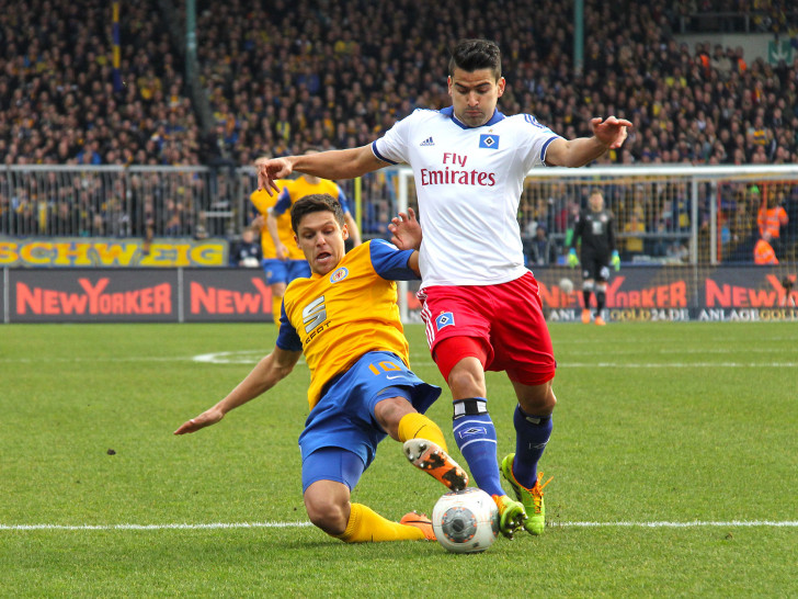 Das waren noch Zeiten! Mirko Boland setzt zur Grätsche an. Foto: Frank Vollmer/Archiv
