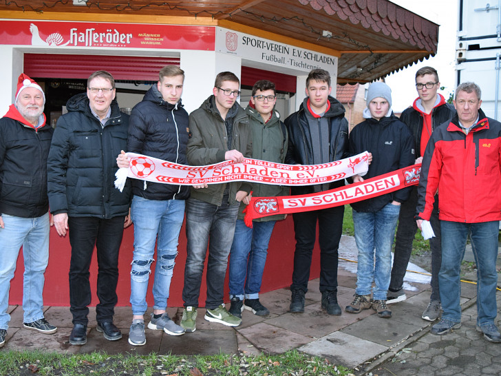 Die Spieler der B-Junioren des SV Schladen mit Jugendleiter Reinkard Kihsmehl (links), 1. Vorsitzenden Hans-Jürgen Stellmach (2. v.l.) sowie dem Vereinswirt Thomas Bracke (rechts). Foto: Heiner Brandes