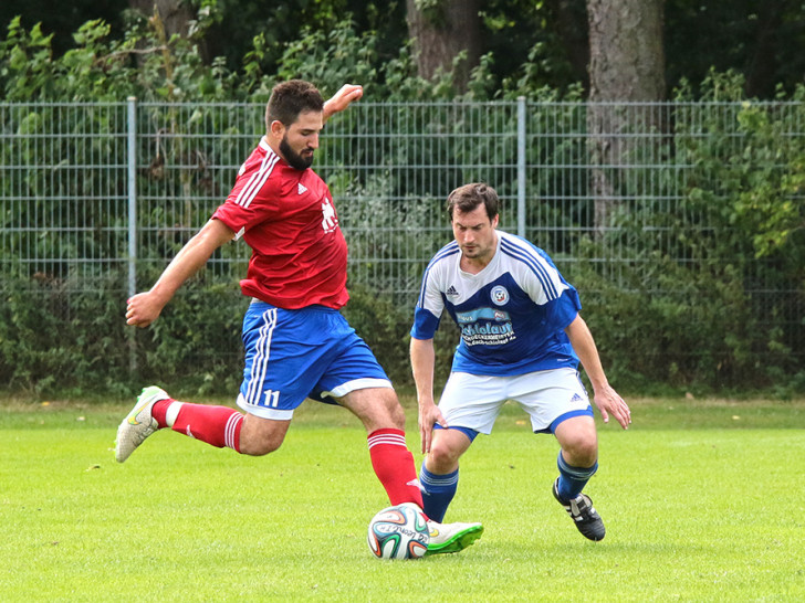 Sinan Balya (li.) traf auch gegen Veltenhof. In Runde 1 erwischte es am Bienroder Weg die Sportfreunde aus Rautheim. Foto: Vollmer