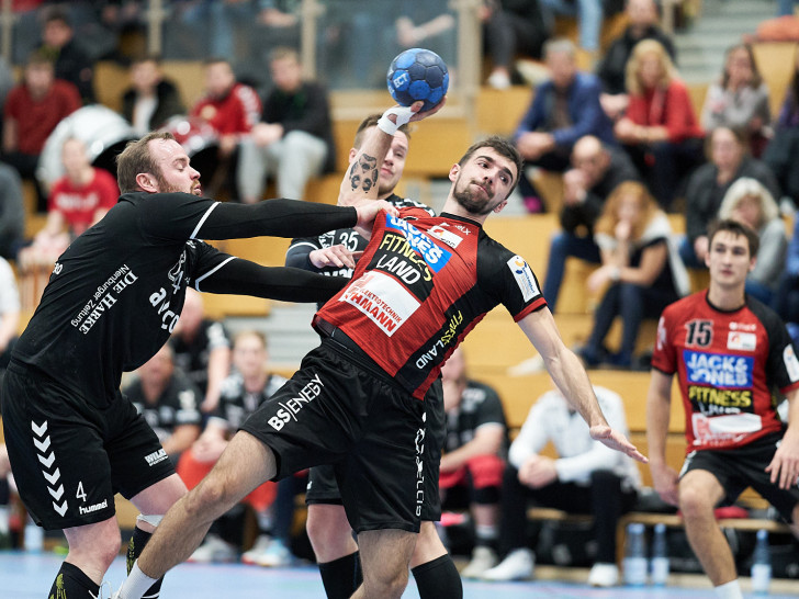 Marko Karaula (am Ball, 11 Treffer!!!), Philipp Krause (#15, 9 Tore) und Co. nahmen Nienburg fachgerecht auseinander. Fotos: Reinelt/PresseBlen.de