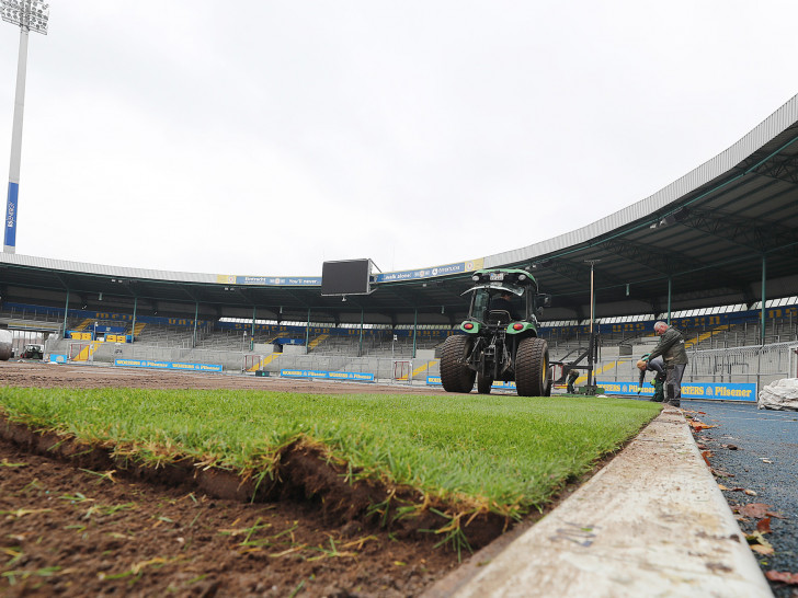 Ein neuer Rasen für das Eintracht-Stadion. Fotos: Agentur Hübner