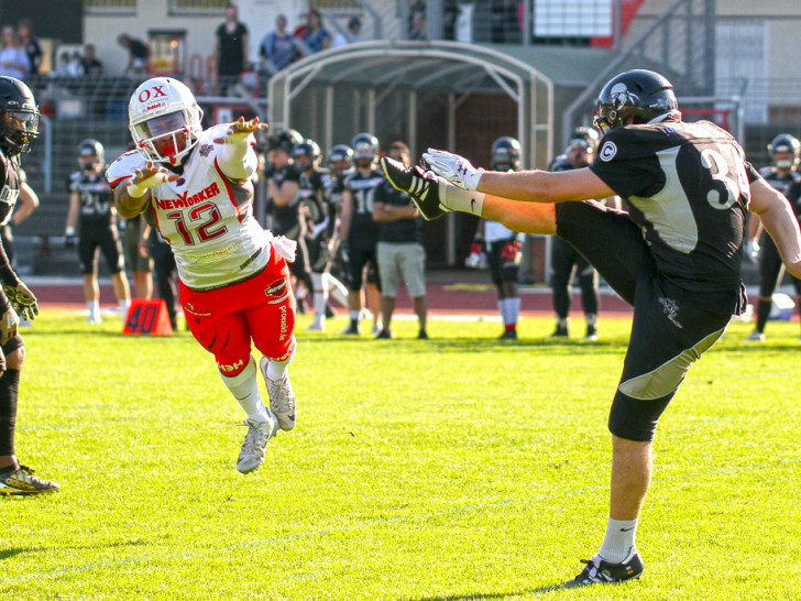 Basil Jackson (#12) hebt ab : Die Teams agierten  lange auf Augenhöhe. Fotos: Karsten Reißner