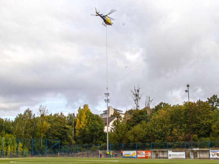 Hubschrauberpilot Udo Ramm und seine Bodencrew brauchten keine 20 Minuten für die vier neuen Masten. Foto: Rudolf Karliczek