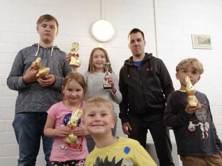 Die Sieger des Schützenvereins Rümmer freuten sich über die goldenen Osterhasen. Foto: Schützenverein Rümmer
