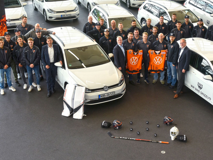 30 Volkswagen für die Grizzlys: Eishockey-Mannschaft freut sich über neue Dienstfahrzeuge. Foto: Lars Landmann