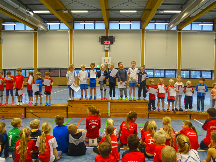 Insgesamt 95 Kinder nahmen beim Hallsportfest des LAV teil. Foto: Feyerabend