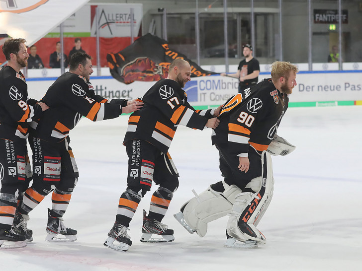 Ganz vorne weg: Felix Brückmann feierte eine emotionale Rückkehr als Starting Goalie. Fotos: Angentur Hübner