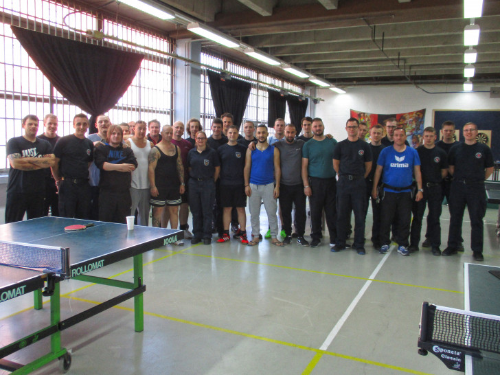 Bunt gemischt: Die Anwärter der Berufsfeuerwehren Braunschweig, Hildesheim und Hameln statteten der Justizvollzugsanstalt Wolfenbüttel einen Besuch ab. Foto: JVA