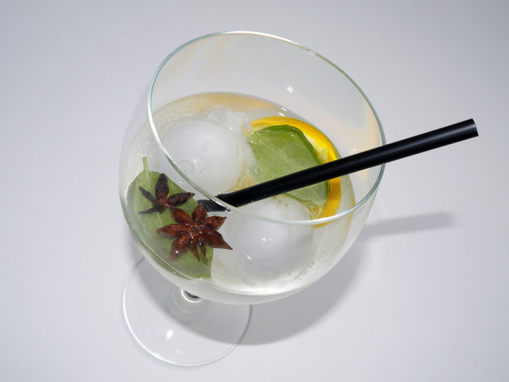 Ein Klassiker: Gin Tonic. Wenn es nach Joko geht, sollte Gin nackt getrunken werden. Symbolbild: Pixabay