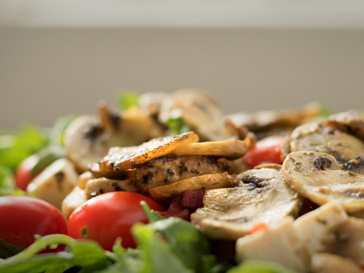 Feldsalat und Champignons sind gute Begleiter von Rehleber. Symbolbild: Pixabay